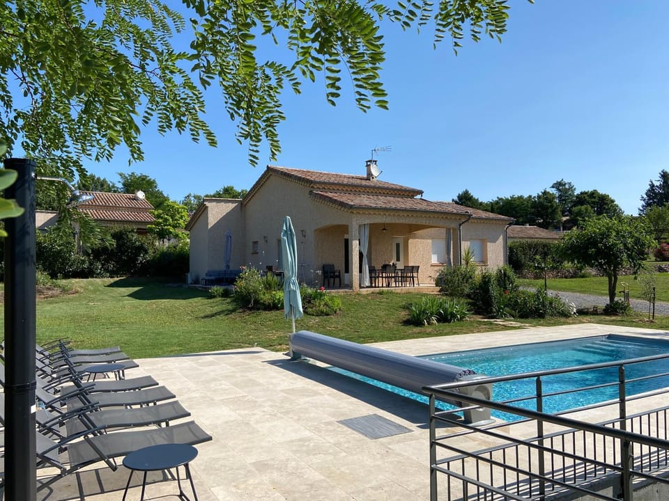 Property building, Patio, Day, Garden, Balcony/Terrace, Garden view, Pool view, Swimming pool, Swimming pool, sunbed
