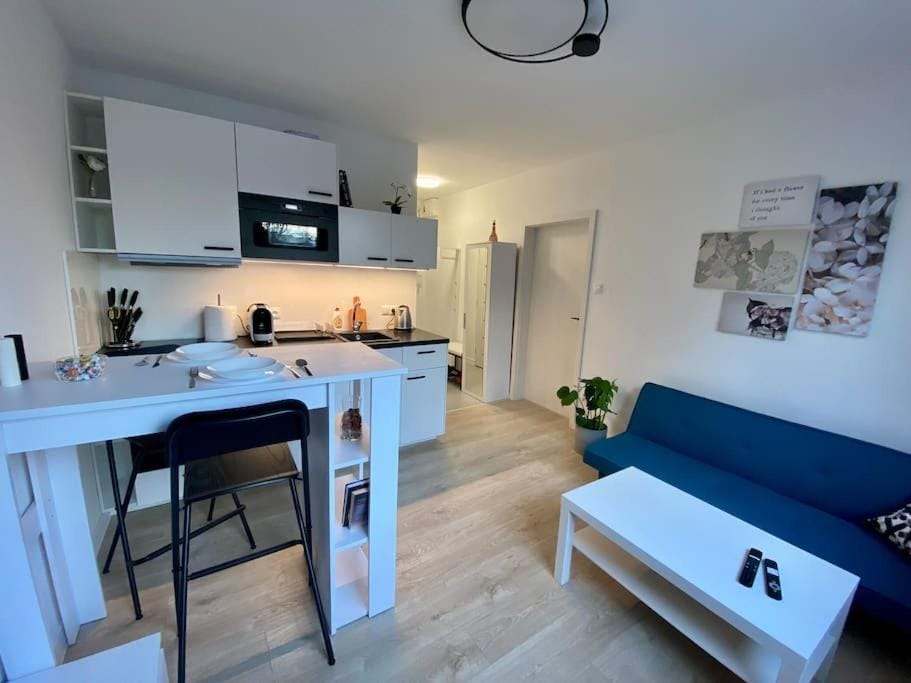 Kitchen or kitchenette, Living room, Dining area, minibar, pet friendly, stove