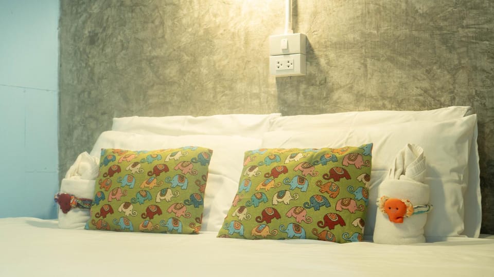 Retro At Phra Sing Guest House Bed and Breakfast in Chiang Mai
