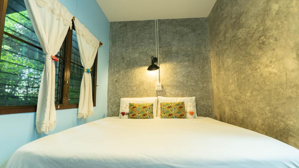 Retro At Phra Sing Guest House Bed and Breakfast in Chiang Mai