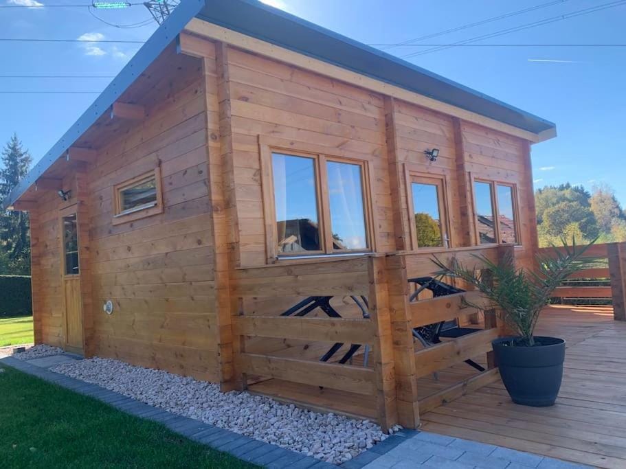 Chalet 2 personnes avec jacuzzi privatif et piscine saisonnière partagée Chalet in Vosges