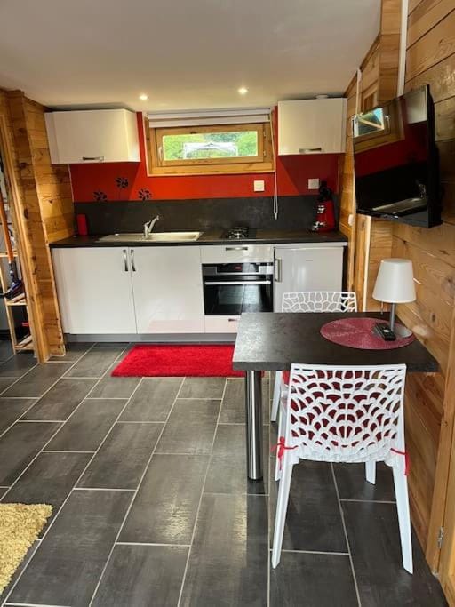 Chalet 2 personnes avec jacuzzi privatif et piscine saisonnière partagée Chalet in Vosges