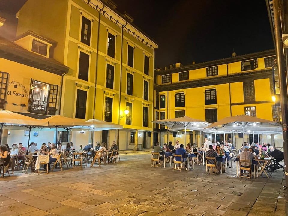 Restaurant/places to eat, Night, People, Food and drinks, Location