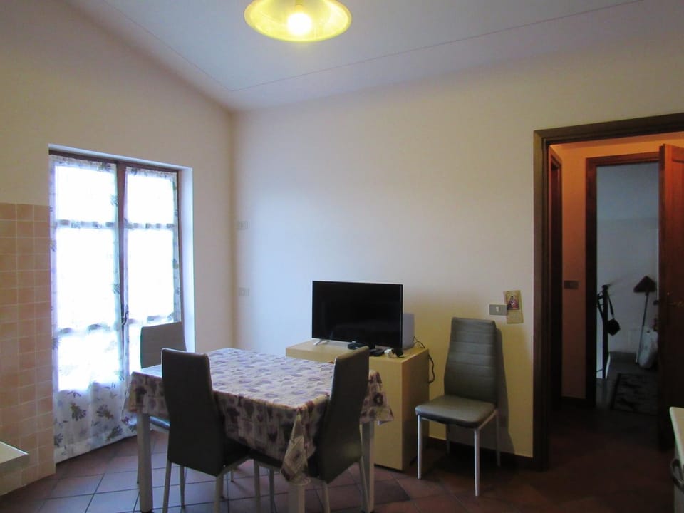 TV and multimedia, Seating area, Dining area, kitchen