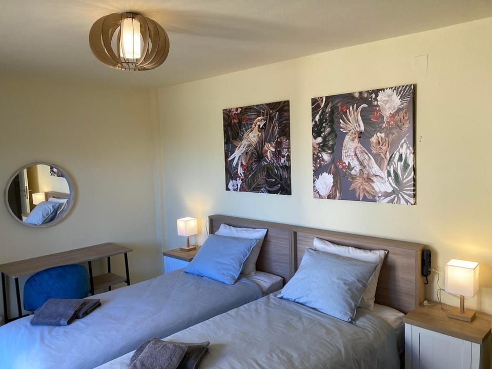 Bed, Photo of the whole room, Bedroom, air conditioner