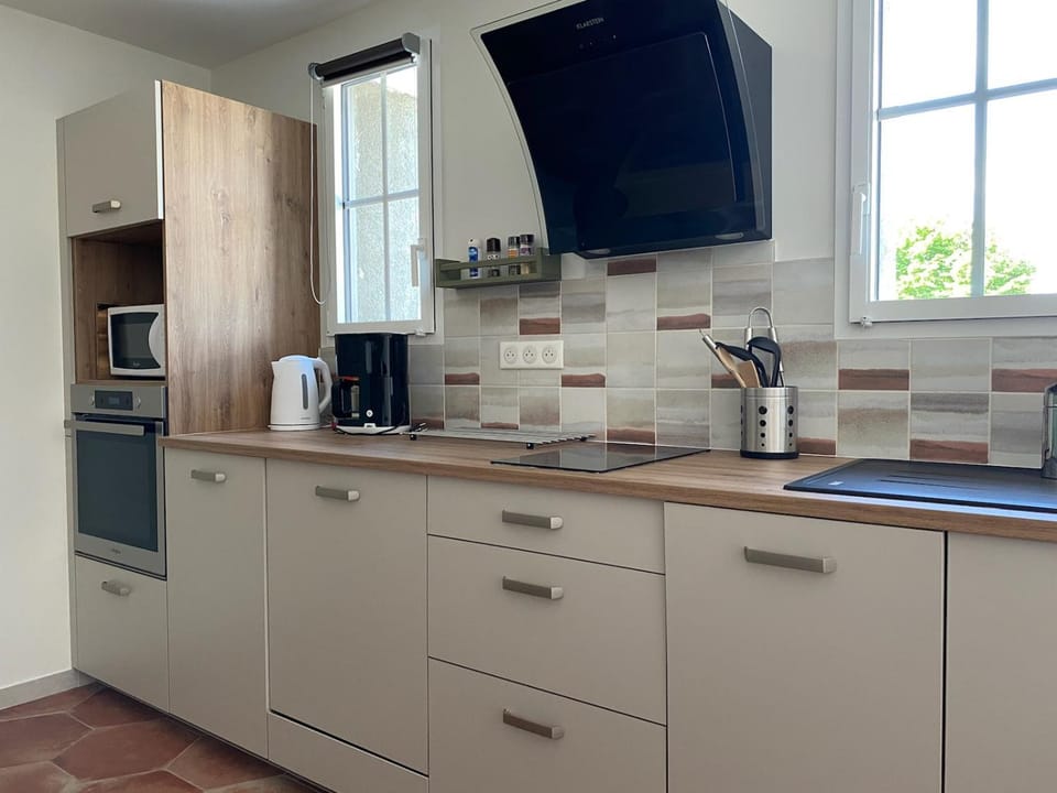 Coffee/tea facilities, Kitchen or kitchenette, dishwasher, oven, stove