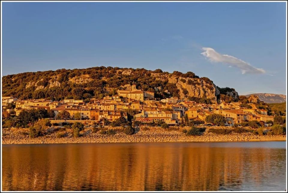 Appartement face au lac Apartment in Bauduen