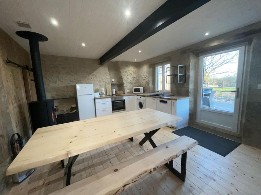 loue ancien moulin a vent avec piscine et jacuzzi House in Nouvelle-Aquitaine