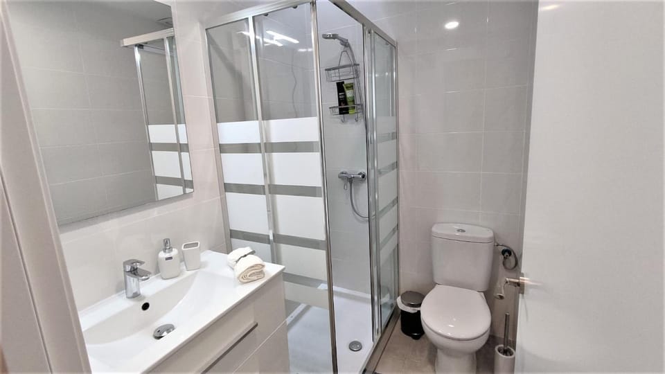 Shower, Toilet, Bathroom, towels