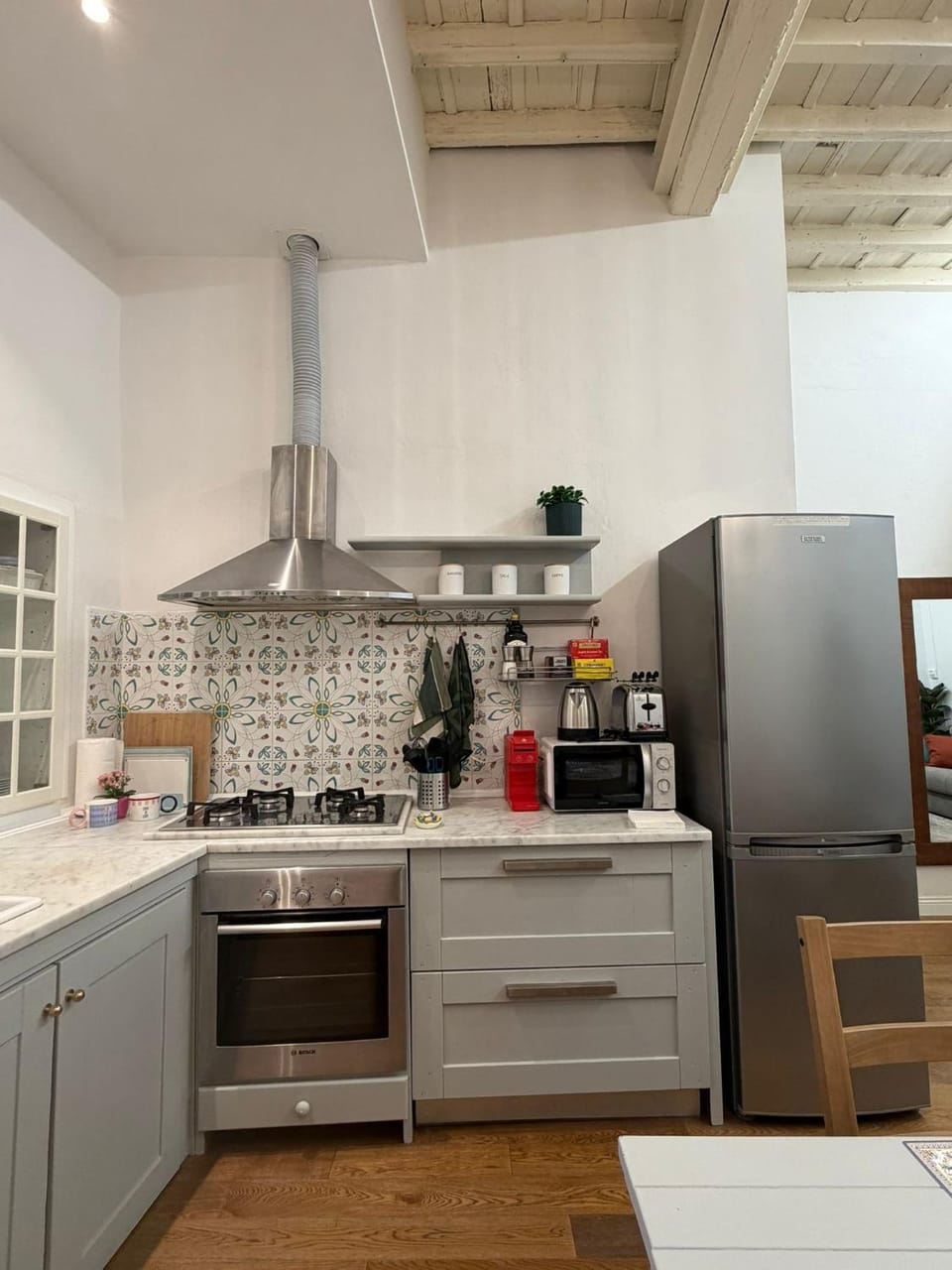 Kitchen or kitchenette, dishwasher, stove