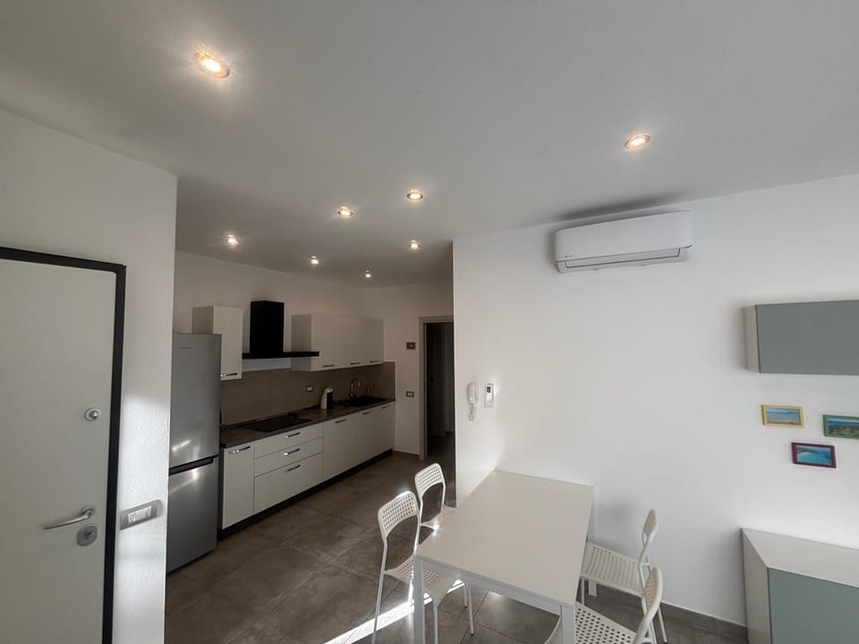 TV and multimedia, Kitchen or kitchenette, Living room, Seating area, Dining area, oven, air conditioner