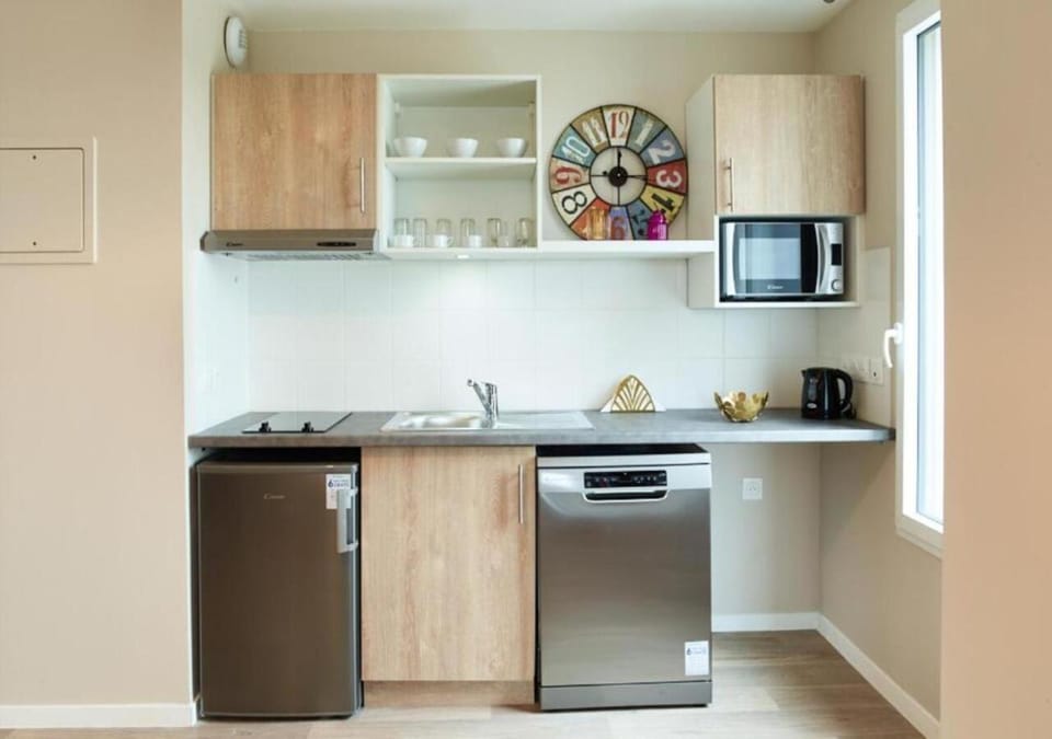 Coffee/tea facilities, Kitchen or kitchenette, storage, stove, kitchen