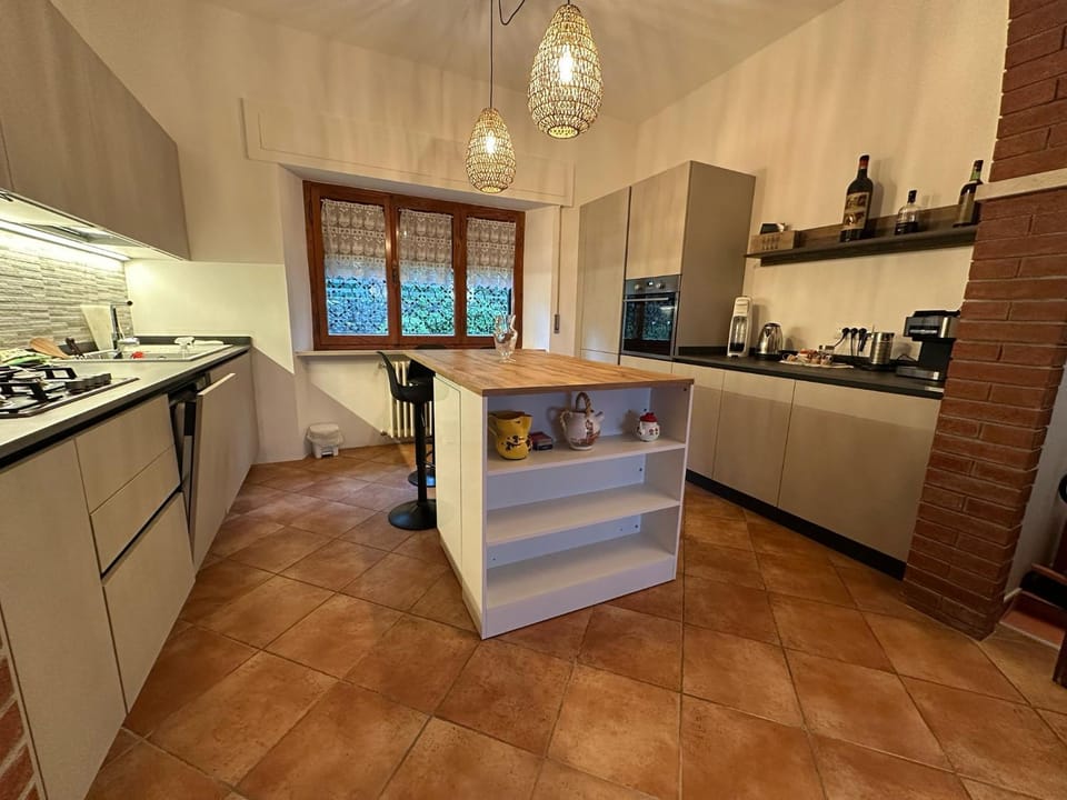 Kitchen or kitchenette, dishwasher, stove