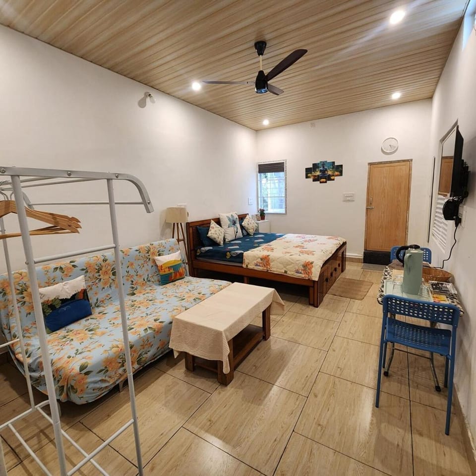 Bed, TV and multimedia, Photo of the whole room