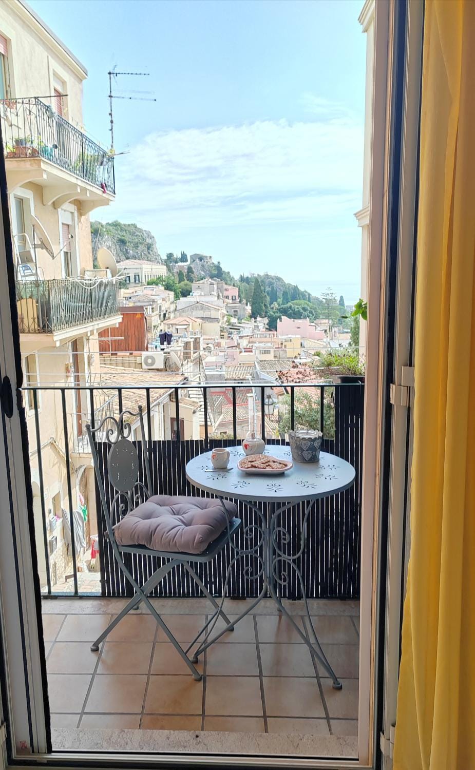 Nearby landmark, Natural landscape, View (from property/room), Balcony/Terrace, Seating area, Bedroom, City view, Sea view