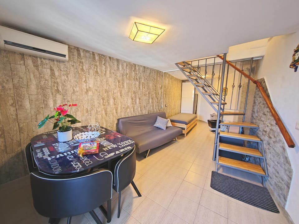 Nearby landmark, TV and multimedia, Living room, Seating area, locker, air conditioner
