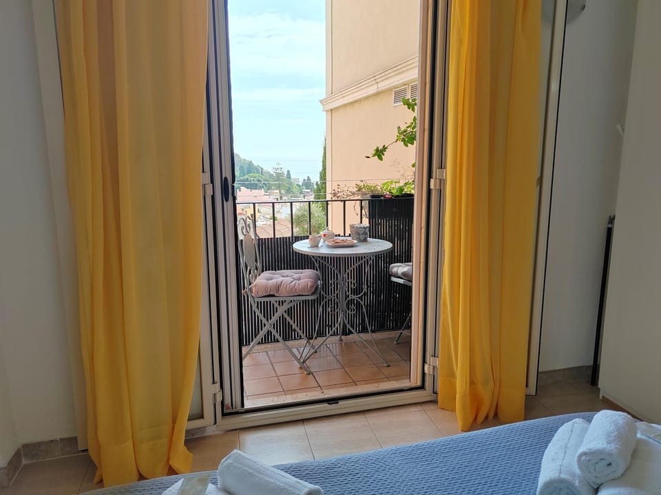 Nearby landmark, Natural landscape, View (from property/room), Balcony/Terrace, Seating area, Bedroom, City view, Sea view, locker