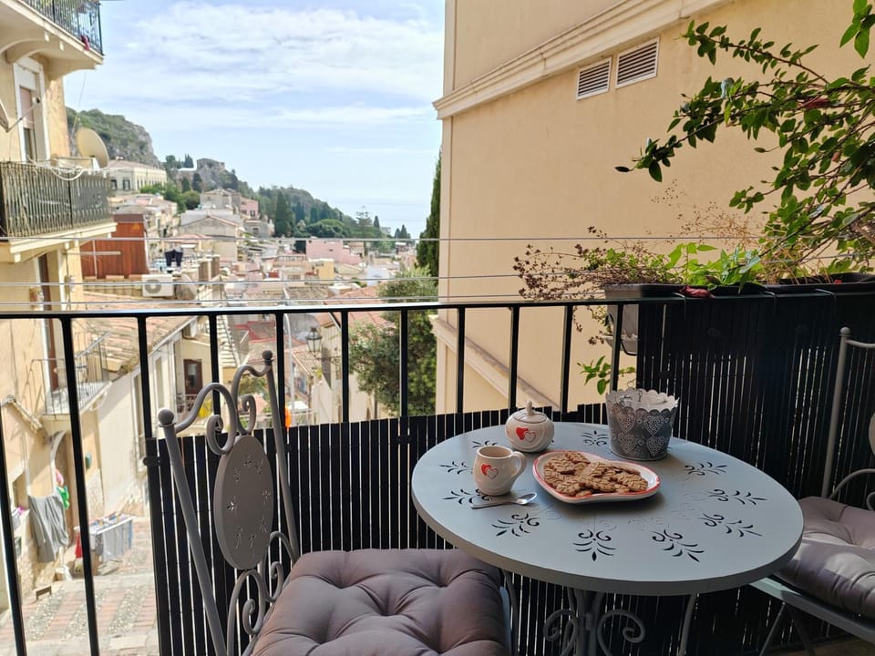 Nearby landmark, Natural landscape, View (from property/room), Balcony/Terrace, Seating area, Bedroom, City view, Sea view