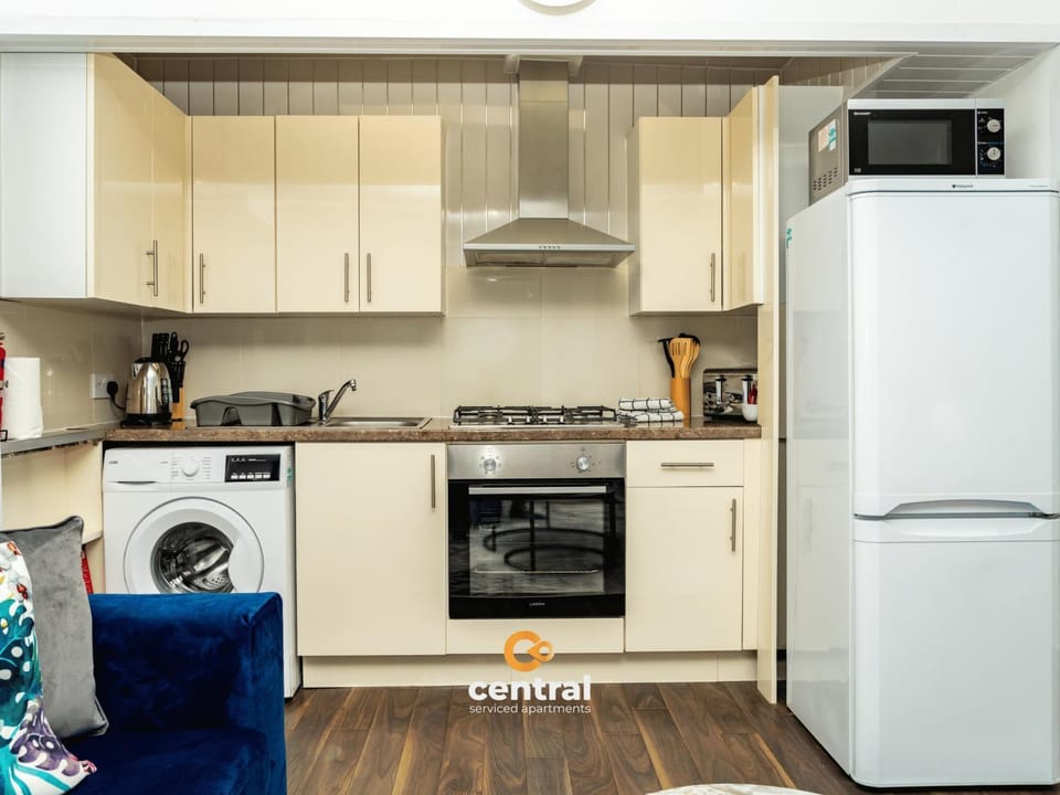 Coffee/tea facilities, Kitchen or kitchenette, minibar, oven, stove, toaster, washing machine