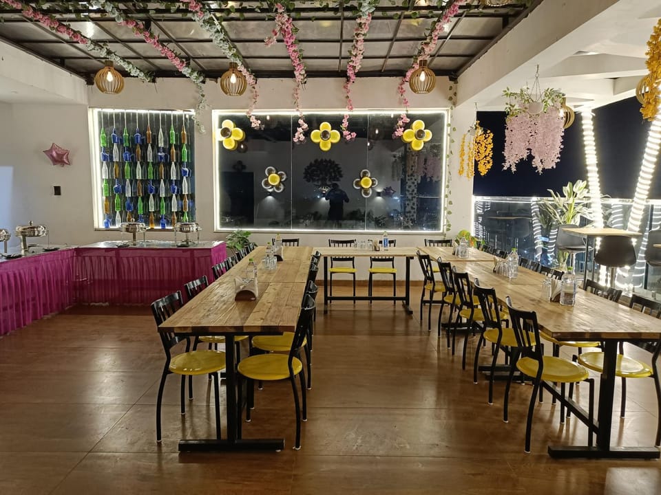 Restaurant/places to eat, Restaurant/places to eat, Banquet/Function facilities, Seating area
