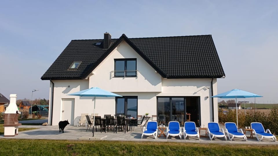 Villa Koprowo - mit direktem Seezugang, Sauna & Whirlpool Villa in West Pomeranian Voivodeship, Poland