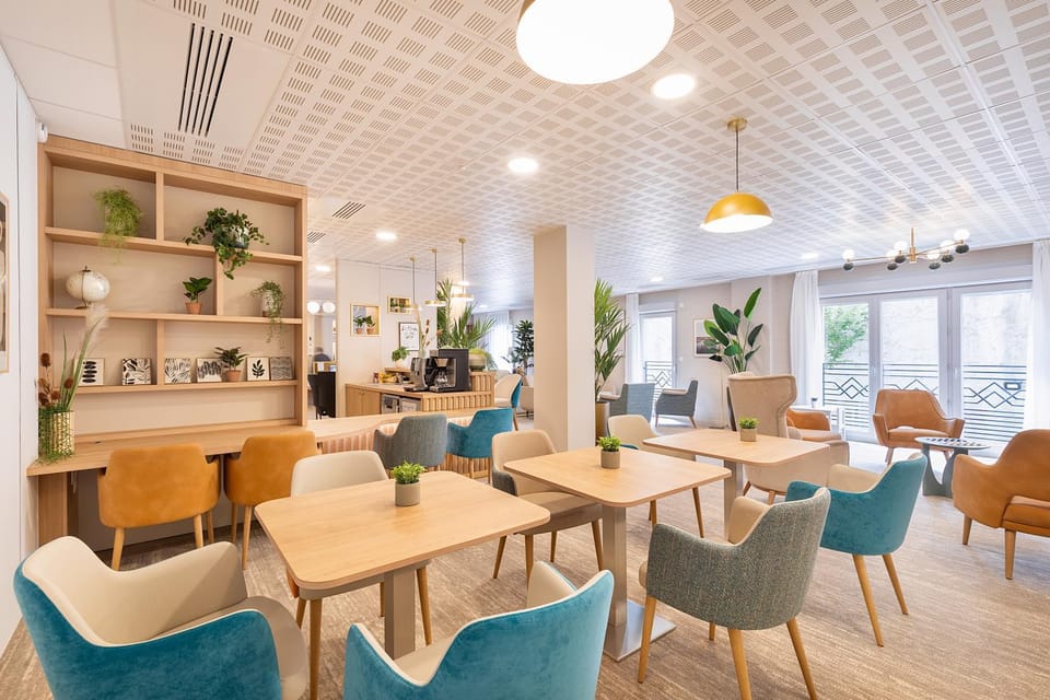 Restaurant/places to eat, Living room, Seating area