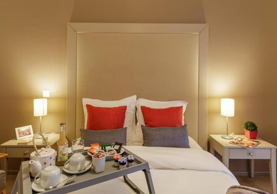 Bed, Food and drinks, Photo of the whole room, Bedroom, Breakfast