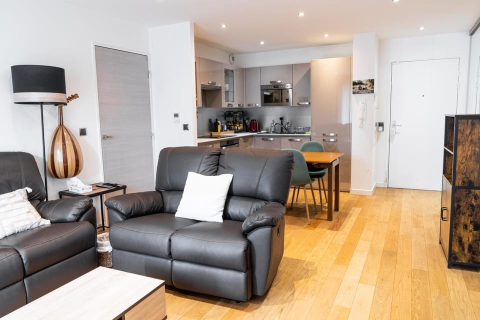 TV and multimedia, Kitchen or kitchenette, Living room, Seating area, Dining area
