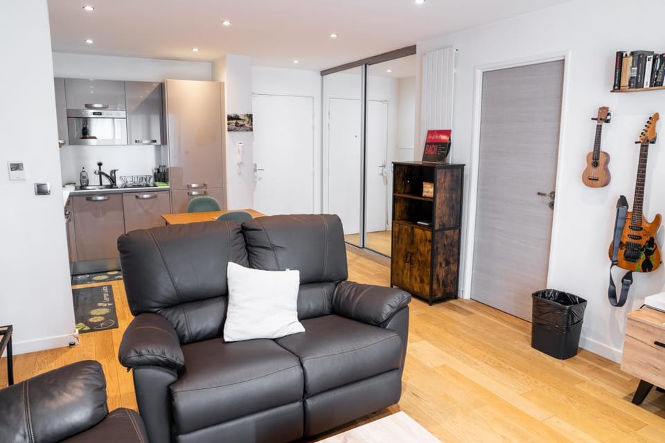 Kitchen or kitchenette, Living room, Seating area, minibar