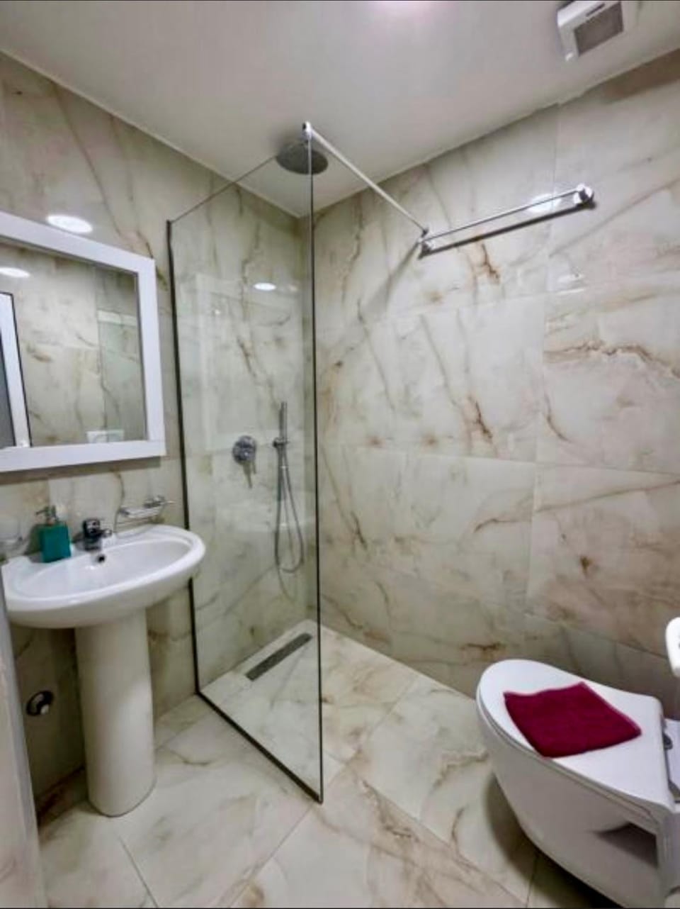 Shower, Toilet, Bathroom, towels