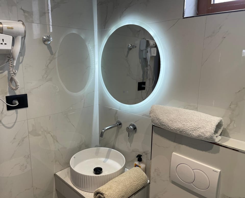 Shower, Toilet, Bathroom, towels