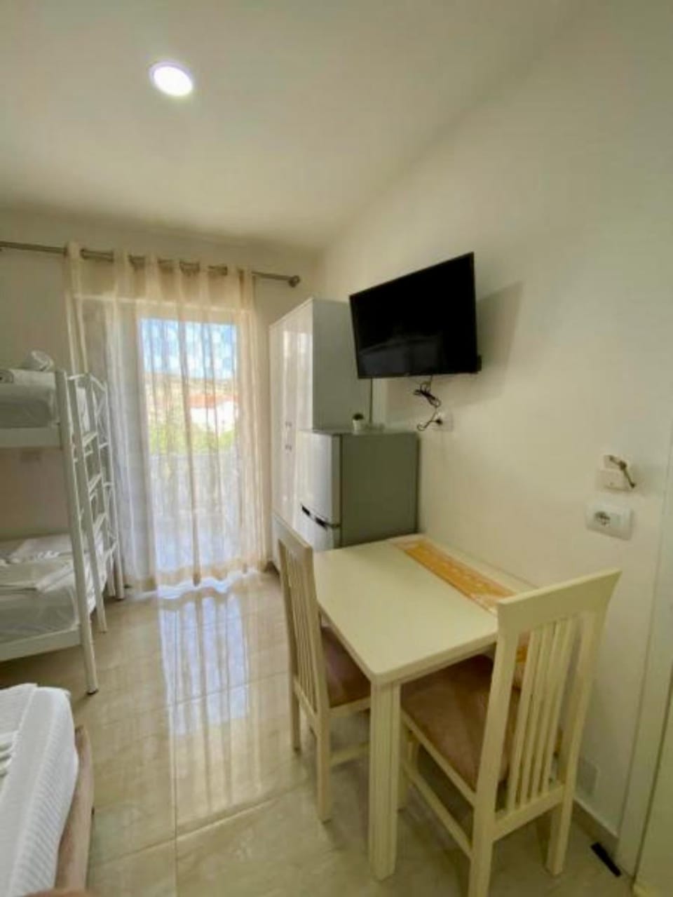 Communal lounge/ TV room, Bed, TV and multimedia, Kitchen or kitchenette, Photo of the whole room, Dining area, Evening entertainment, Bedroom, hair dresser, minibar