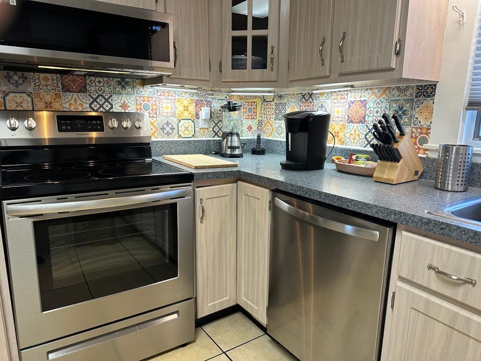Coffee/tea facilities, Kitchen or kitchenette, dishwasher, oven, stove