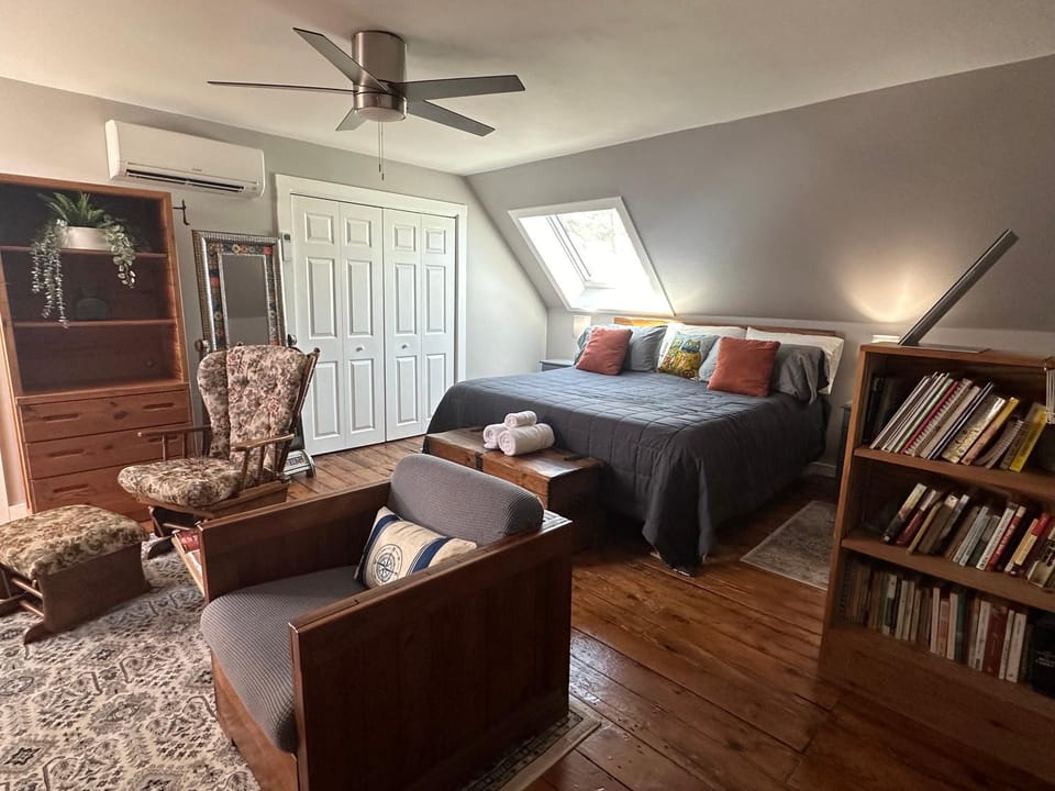 Bed, Photo of the whole room, Seating area, Bedroom