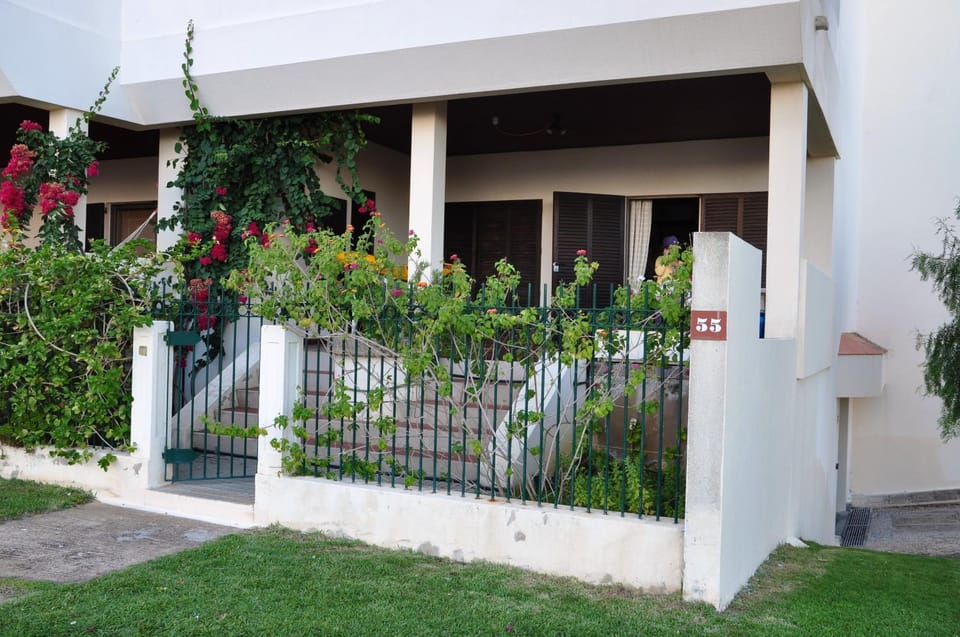 Facade/entrance, Balcony/Terrace