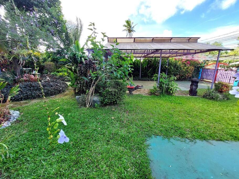 PROMO: Shabby Chic Countryhome with Huge Garden, Jacuzzi Pool, Mini Billiards, Video Karaoke Villa in Tagaytay