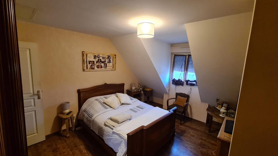 Photo of the whole room, Bedroom