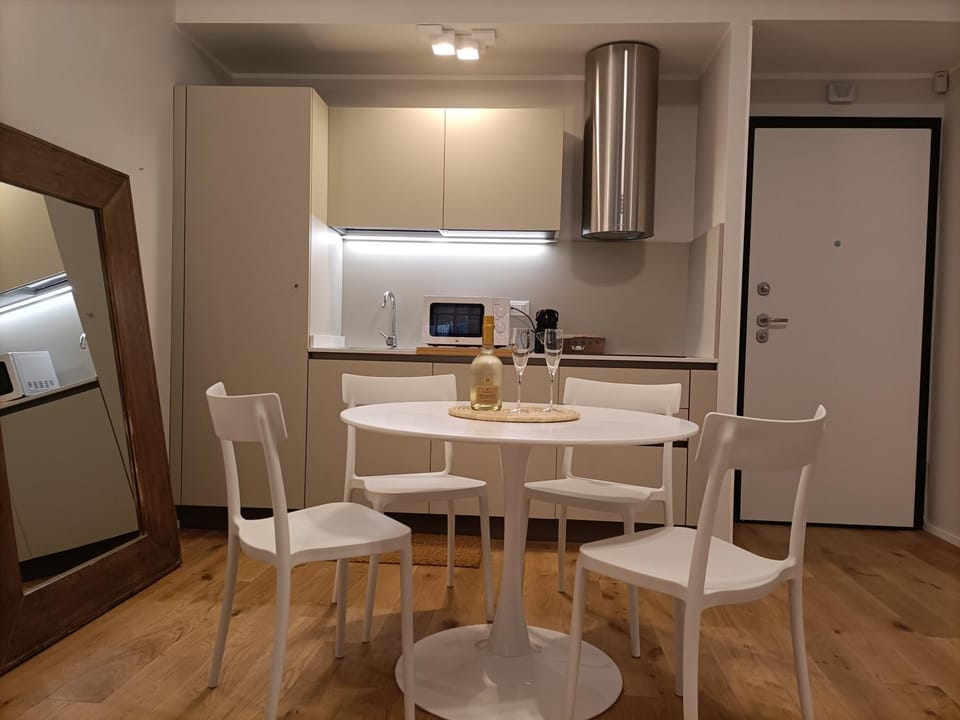 Kitchen or kitchenette, Dining area, minibar, oven, pet friendly, stove