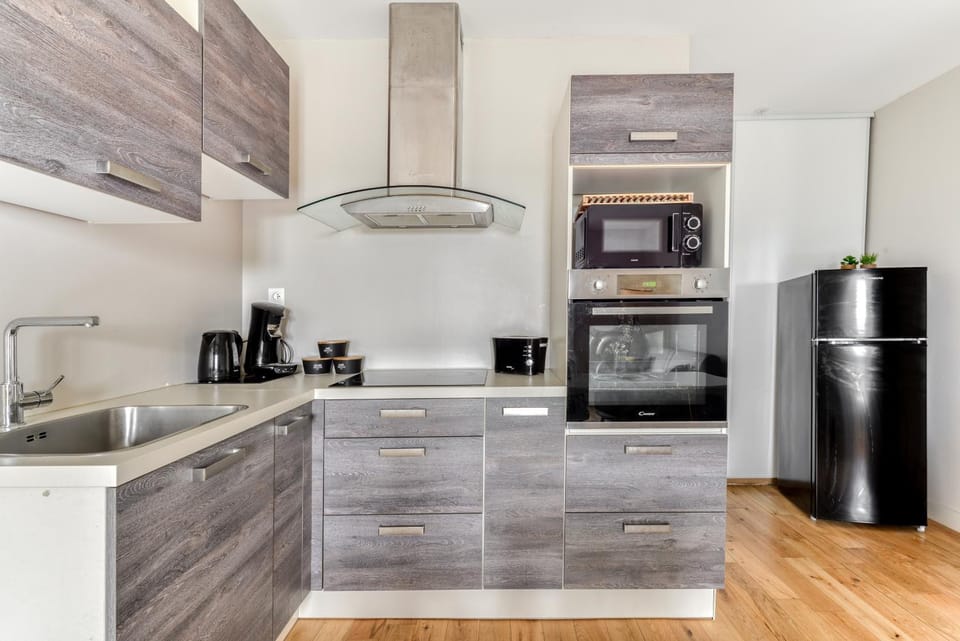 Kitchen or kitchenette, oven, toaster