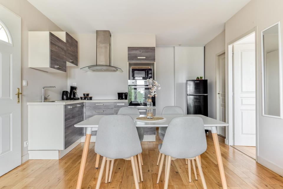 Coffee/tea facilities, Dining area, kitchen, air conditioner