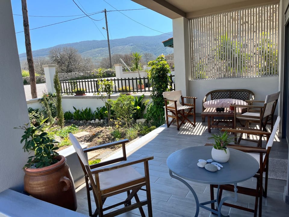 Patio, Natural landscape, View (from property/room), Balcony/Terrace, Seating area, Mountain view