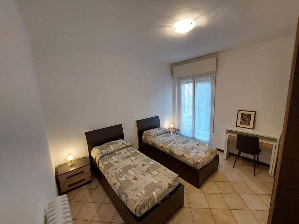 Bed, Photo of the whole room, Bedroom, internet