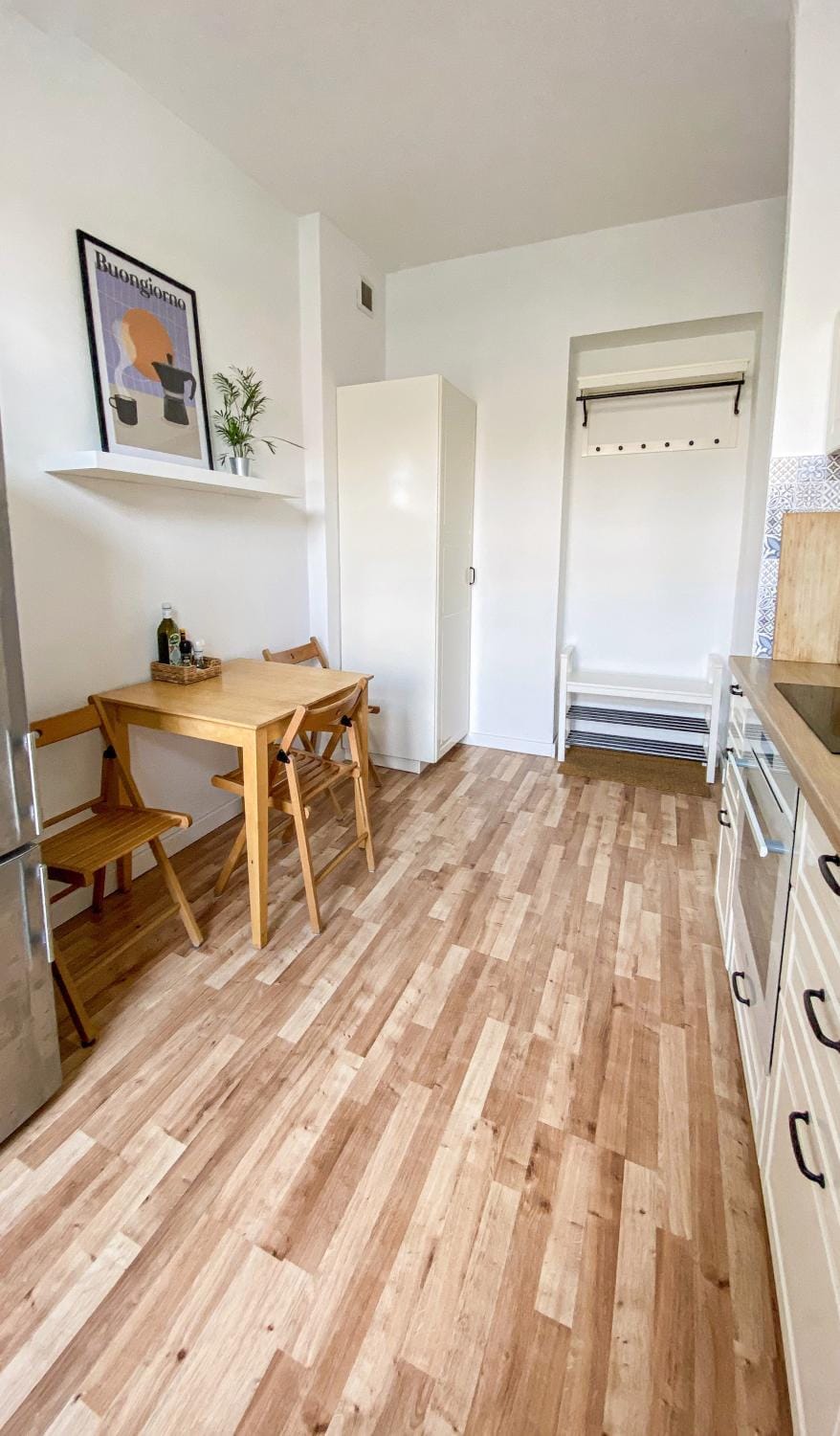 Kitchen or kitchenette, Dining area