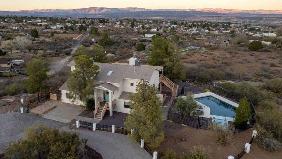 Heated Pool and Jacuzzi, Scenic Mountain View, Lux and Cozy, House in Cottonwood