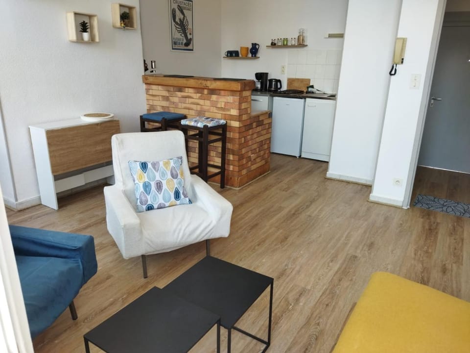 Kitchen or kitchenette, Living room, Seating area, Dining area, minibar, oven, stove