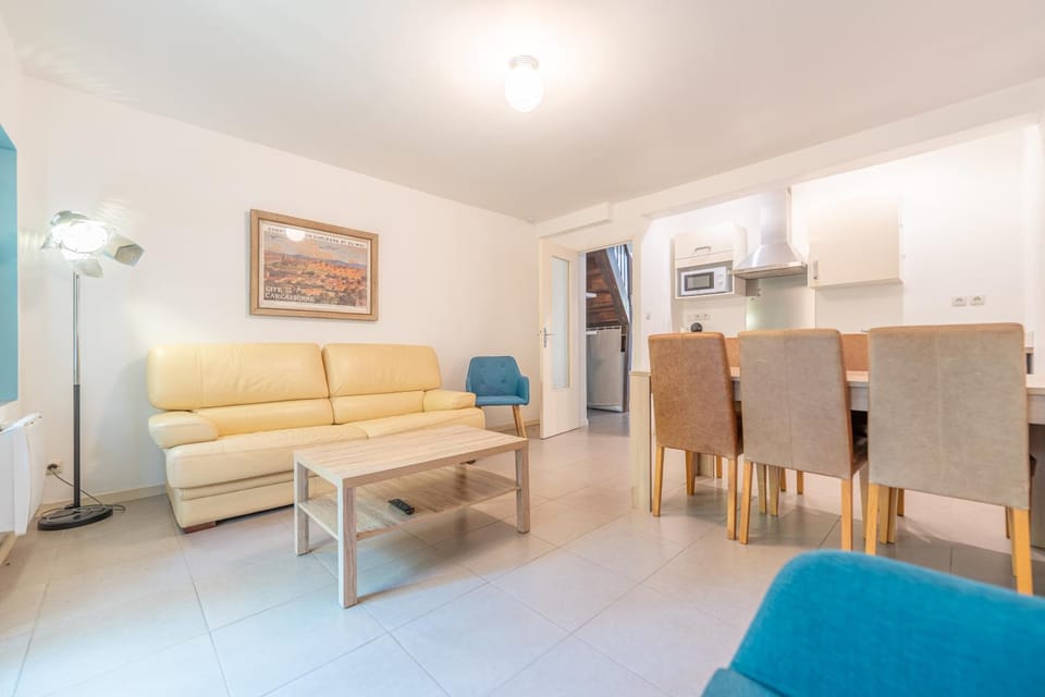 Kitchen or kitchenette, Living room, Seating area, Dining area, stove