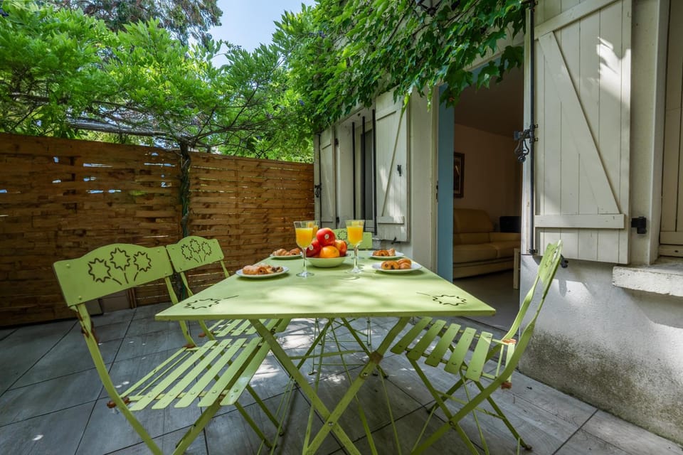 Patio, Day, Garden, View (from property/room), Balcony/Terrace, Food and drinks, Dining area, Food, Garden view