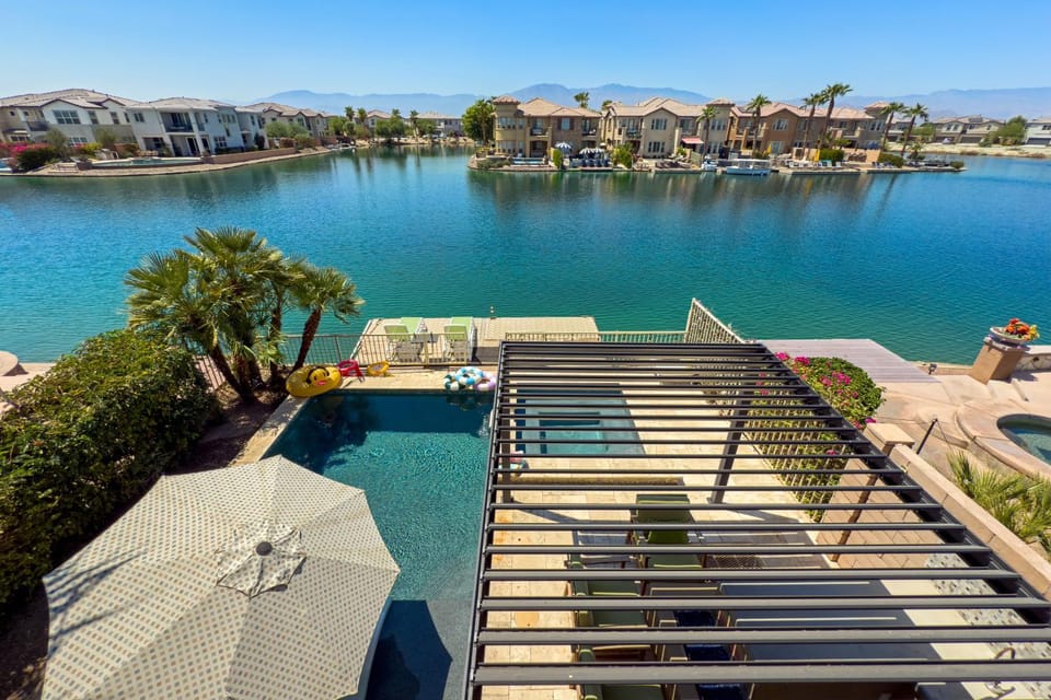 Balcony/Terrace, City view, Lake view, Pool view, Swimming pool