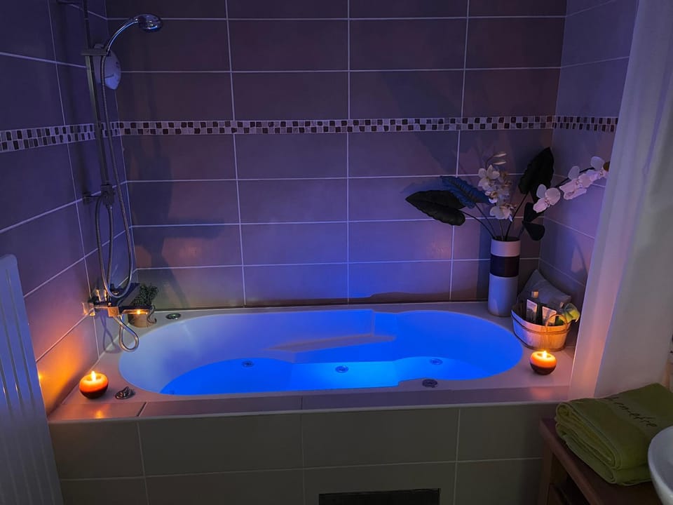 Hot Tub, Bathroom
