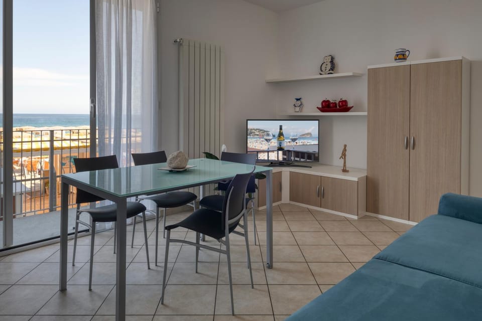 TV and multimedia, Living room, Seating area, Dining area, Evening entertainment